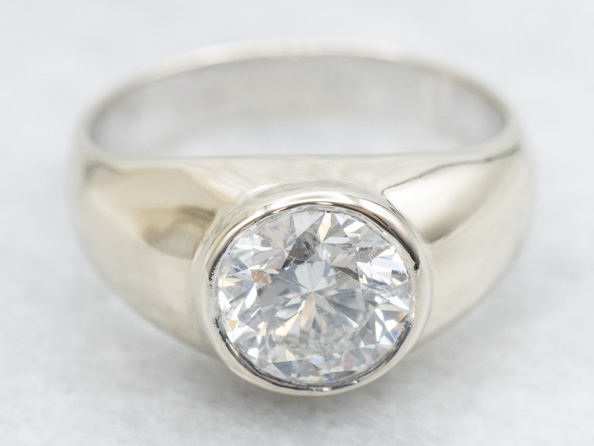 Anillo de compromiso de diamantes con engaste de bisel llamativo