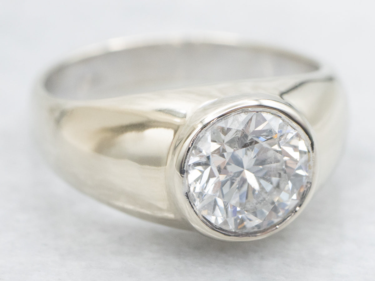 Anillo de compromiso de diamantes con engaste de bisel llamativo