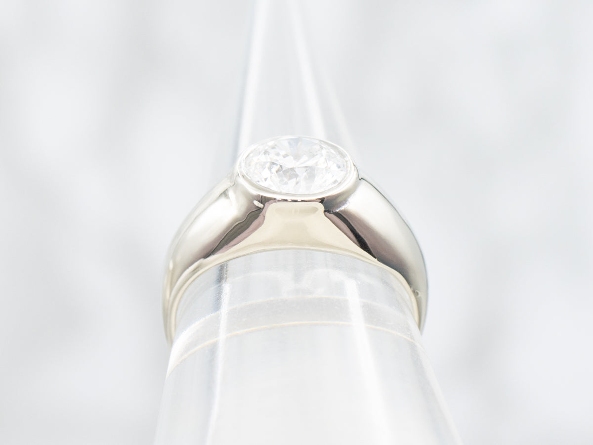 Anillo de compromiso de diamantes con engaste de bisel llamativo