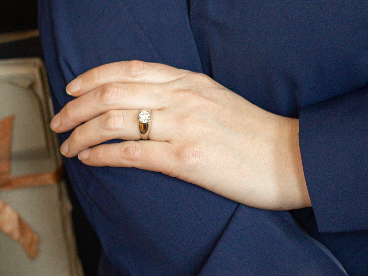 Anillo de compromiso de diamantes con engaste de bisel llamativo