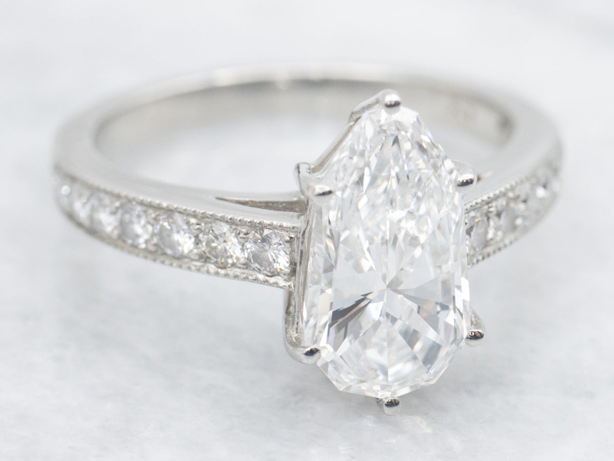 Anillo de compromiso de diamantes en forma de pera modificado con certificación GIA en platino