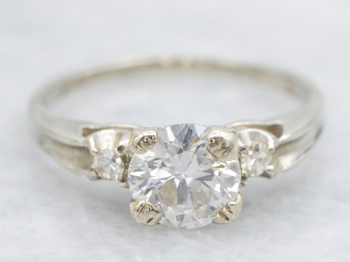 Anillo de oro blanco de 18 quilates con diamantes de talla europea vintage y piedra lateral de diamantes