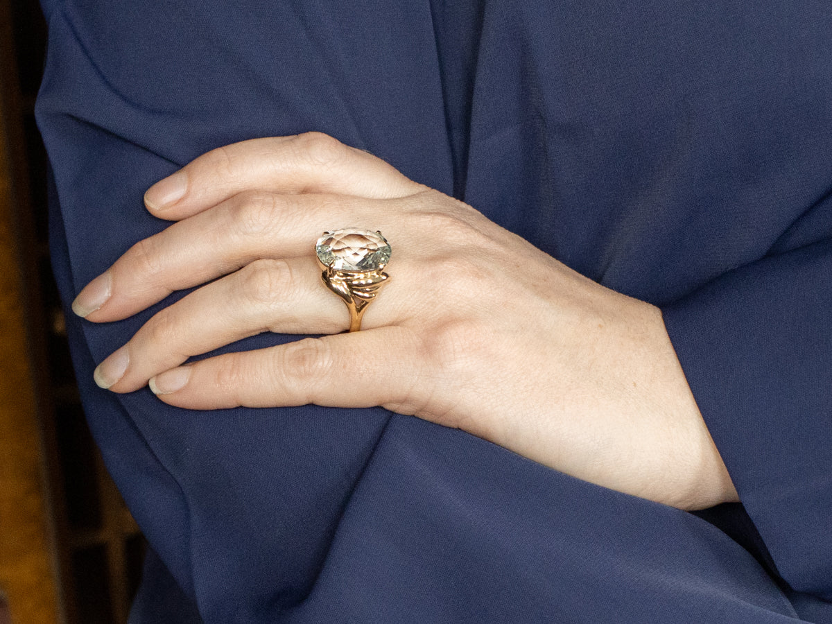 Anillo de cóctel con solitario ovalado de aguamarina grande de oro amarillo de 14 quilates