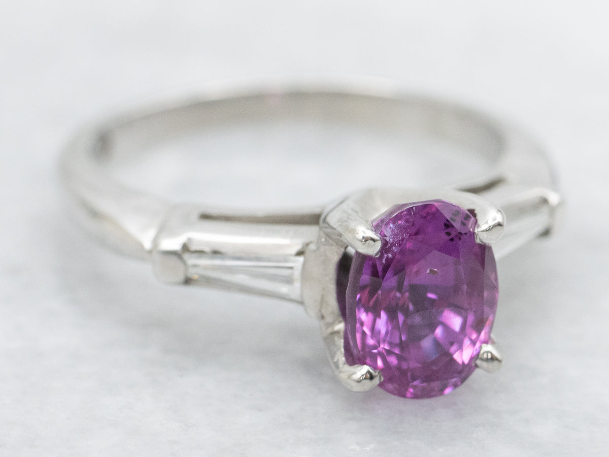 Anillo de compromiso vintage con zafiro de Ceilán en fuscia profundo