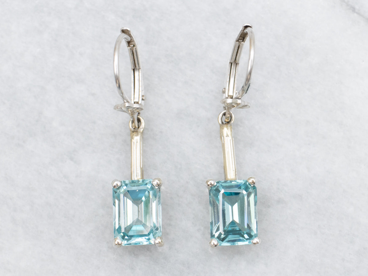 Pendientes colgantes sencillos de circonitas azules en oro blanco