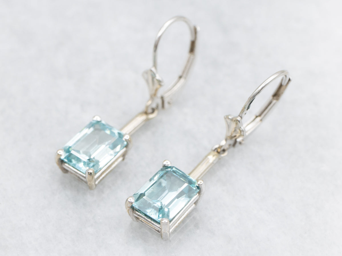 Pendientes colgantes sencillos de circonitas azules en oro blanco