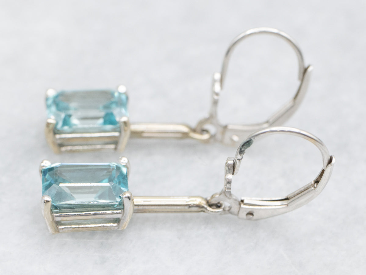 Pendientes colgantes sencillos de circonitas azules en oro blanco