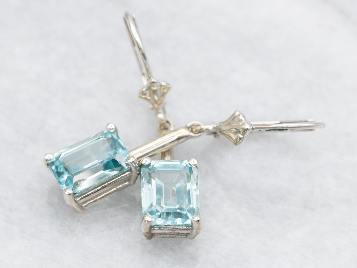 Pendientes colgantes sencillos de circonitas azules en oro blanco