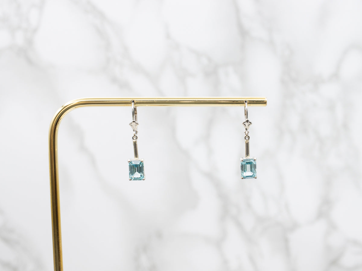 Pendientes colgantes sencillos de circonitas azules en oro blanco