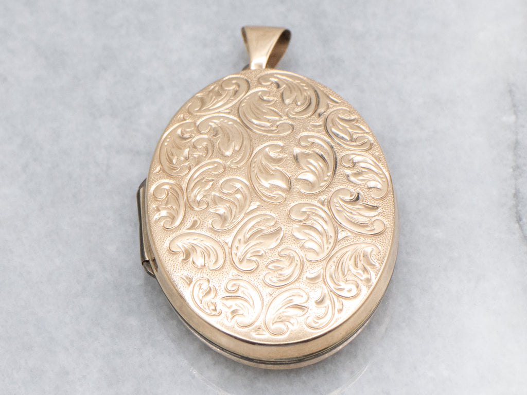 1940s Engraved English Gold Swirl Design Oval Locket