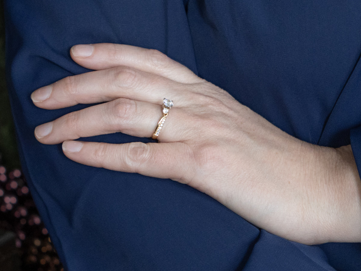 Twisting Round-Brilliant Diamond Engagement Ring