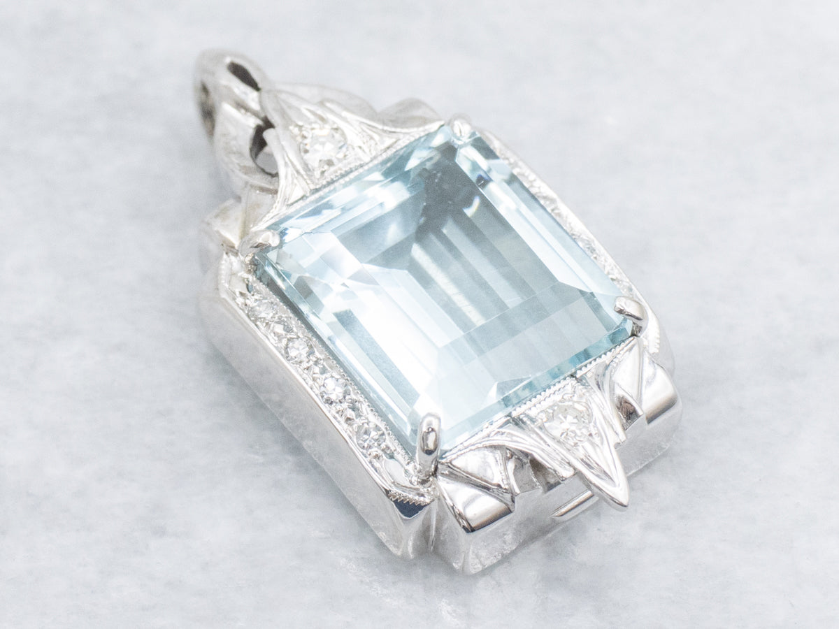 Precioso colgante de aguamarina de oro blanco con detalles de diamantes y cadena tipo caja