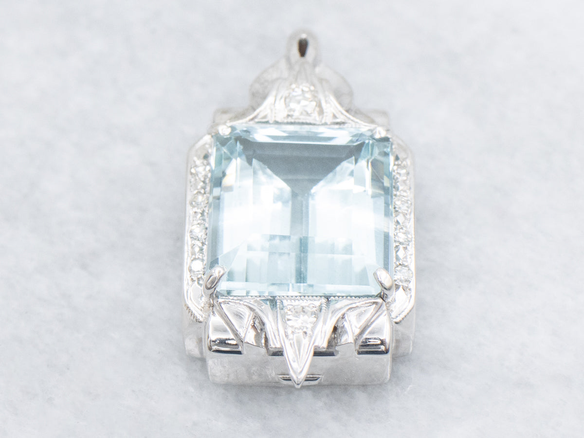 Precioso colgante de aguamarina de oro blanco con detalles de diamantes y cadena tipo caja