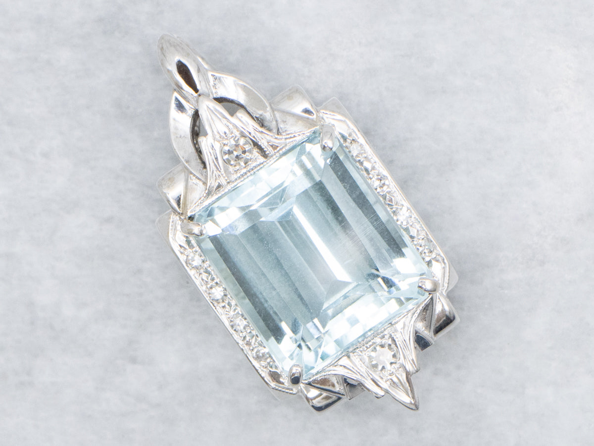 Precioso colgante de aguamarina de oro blanco con detalles de diamantes y cadena tipo caja