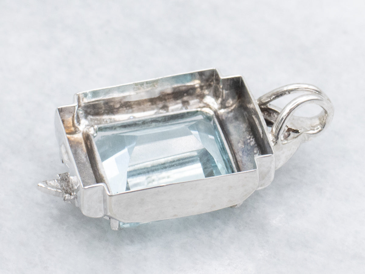 Precioso colgante de aguamarina de oro blanco con detalles de diamantes y cadena tipo caja