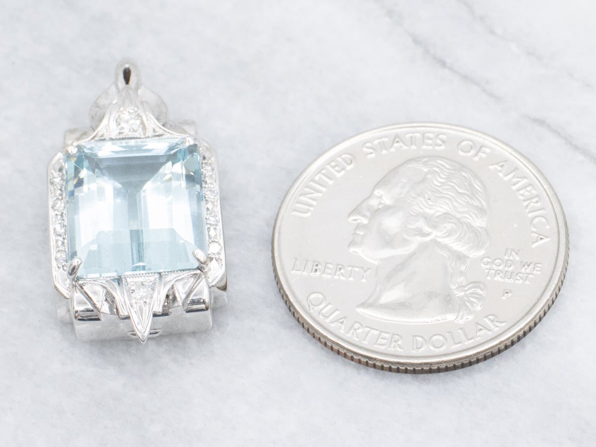 Precioso colgante de aguamarina de oro blanco con detalles de diamantes y cadena tipo caja