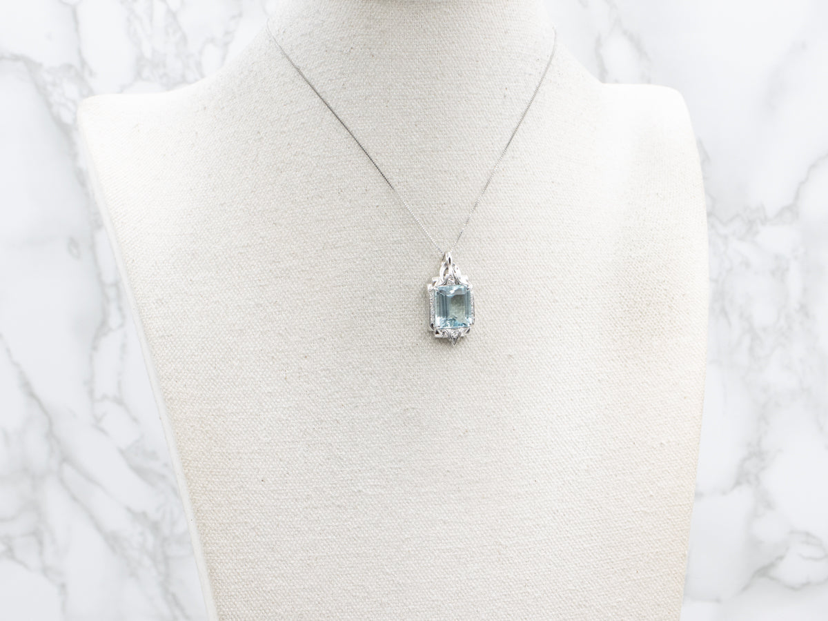 Precioso colgante de aguamarina de oro blanco con detalles de diamantes y cadena tipo caja