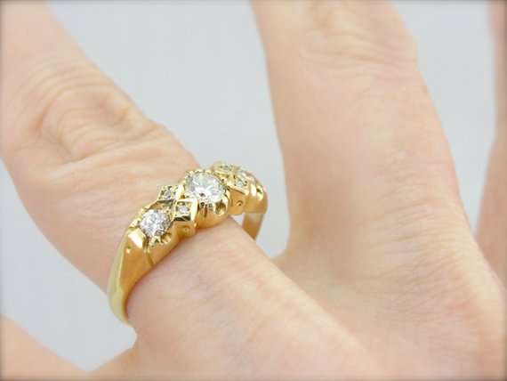 Banda vintage de oro de 18 quilates y diamantes de fabricación inglesa