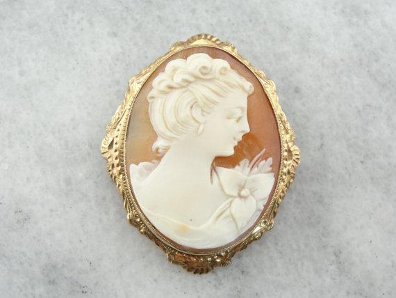 Exquisite Cameo with Flower Shoulder Brooch or Pendant