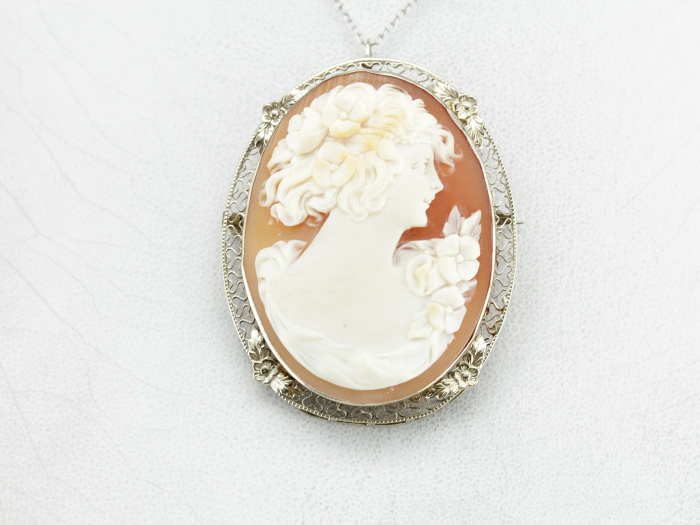 Vintage Romantic Cameo Brooch or Pendant