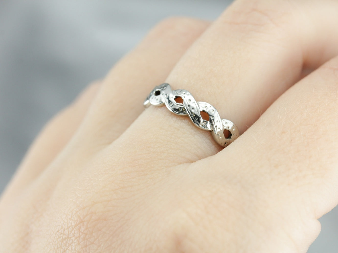 Twisted White Gold Decorative Wedding Band