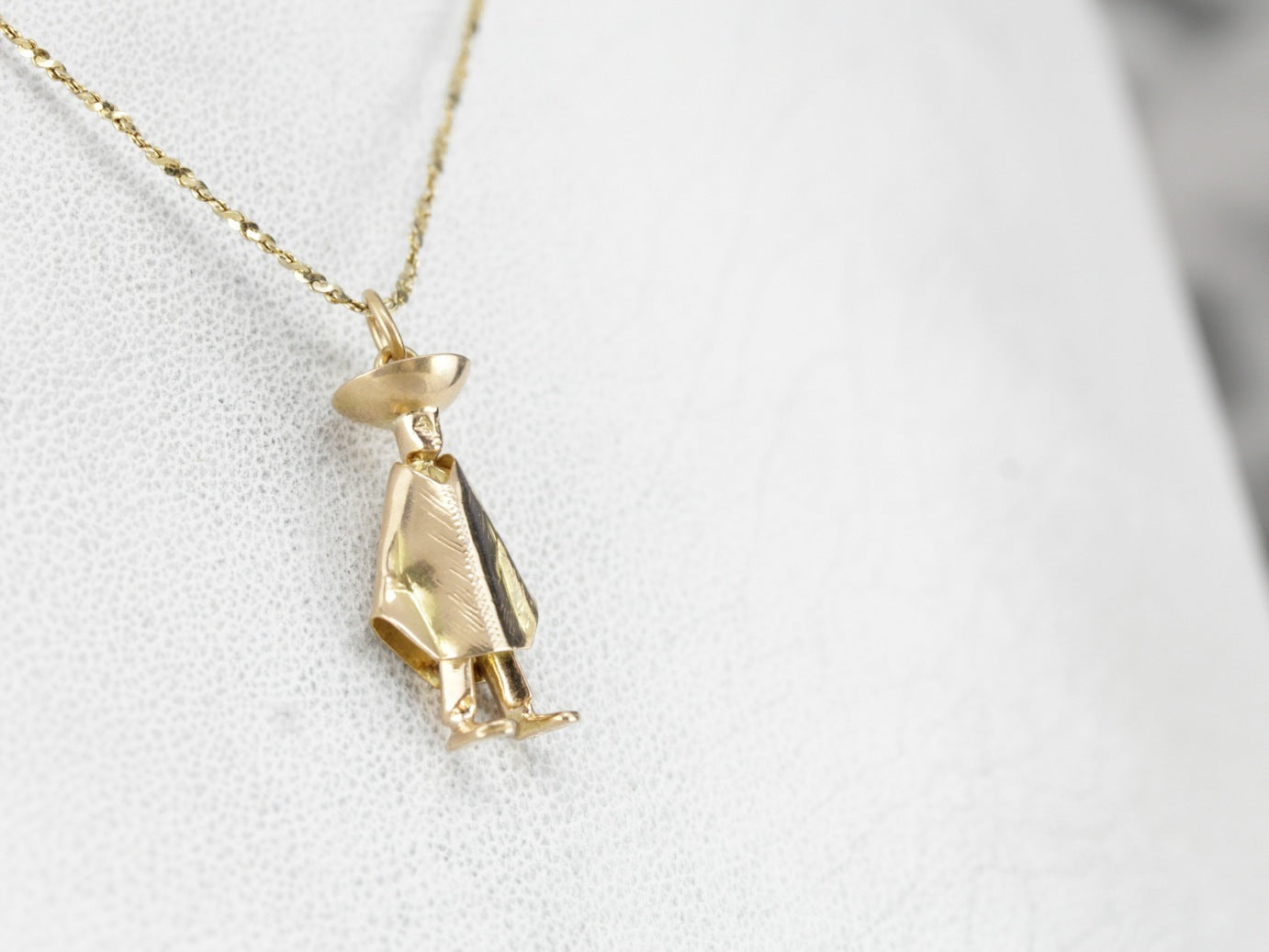 ¡Hola! Sombrero y poncho con dije o colgante con figura