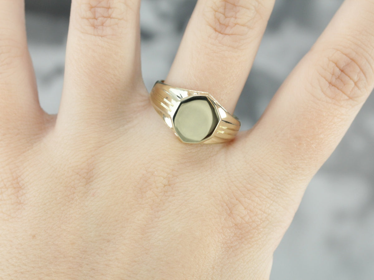 Anillo de sello arquitectónico antiguo de oro verde