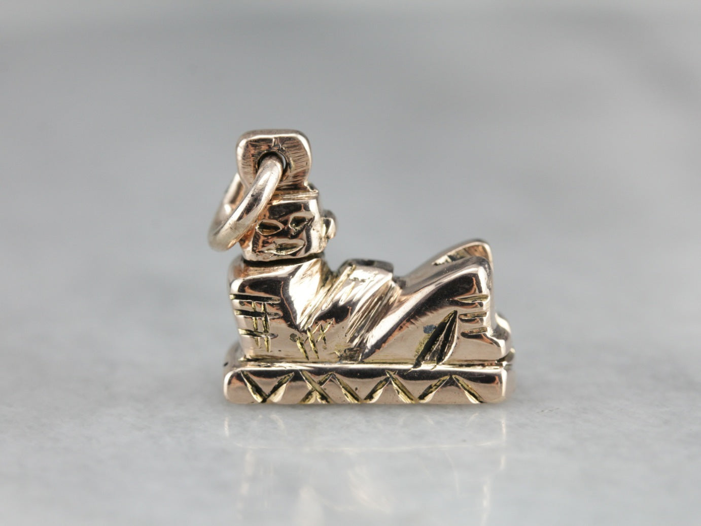 Encanto Chacmool, encanto o colgante de oro escultórico figurativo maya