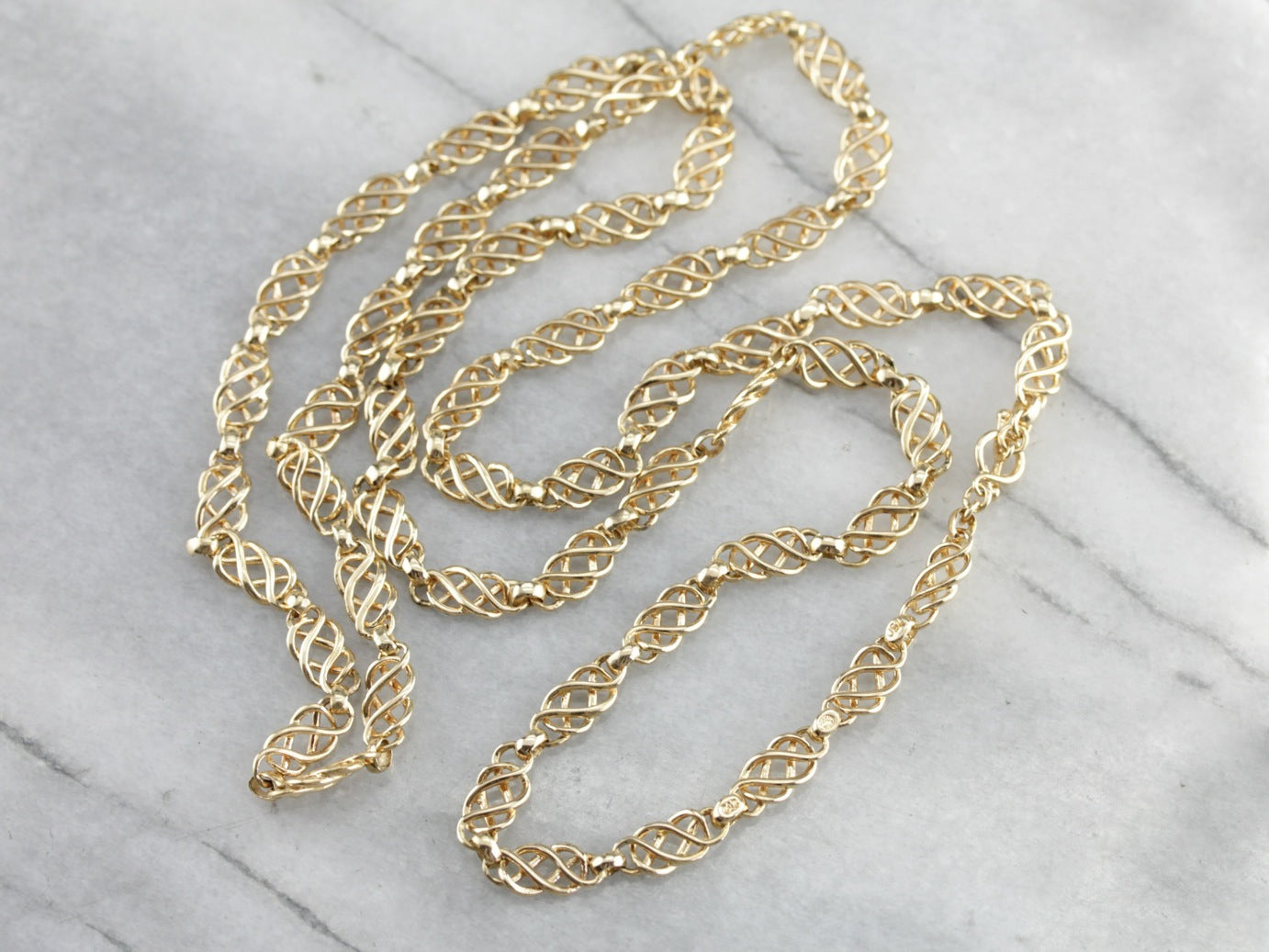 Cadena de oro amarillo con eslabones tejidos