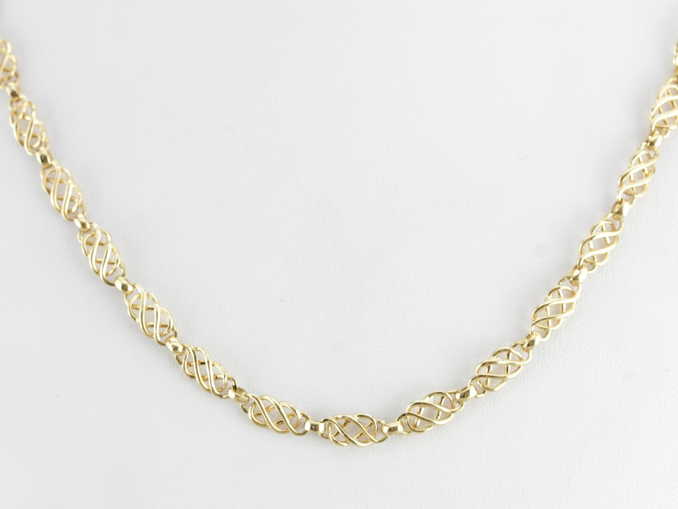 Cadena de oro amarillo con eslabones tejidos