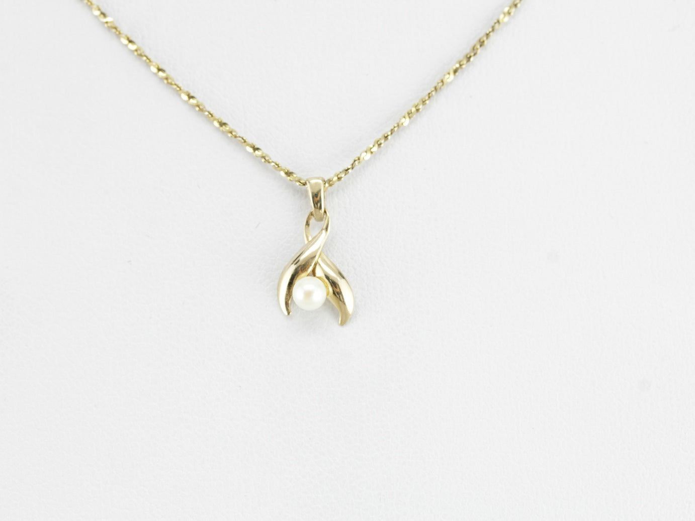 Simple Pearl Pendant - Market Square Jewelers