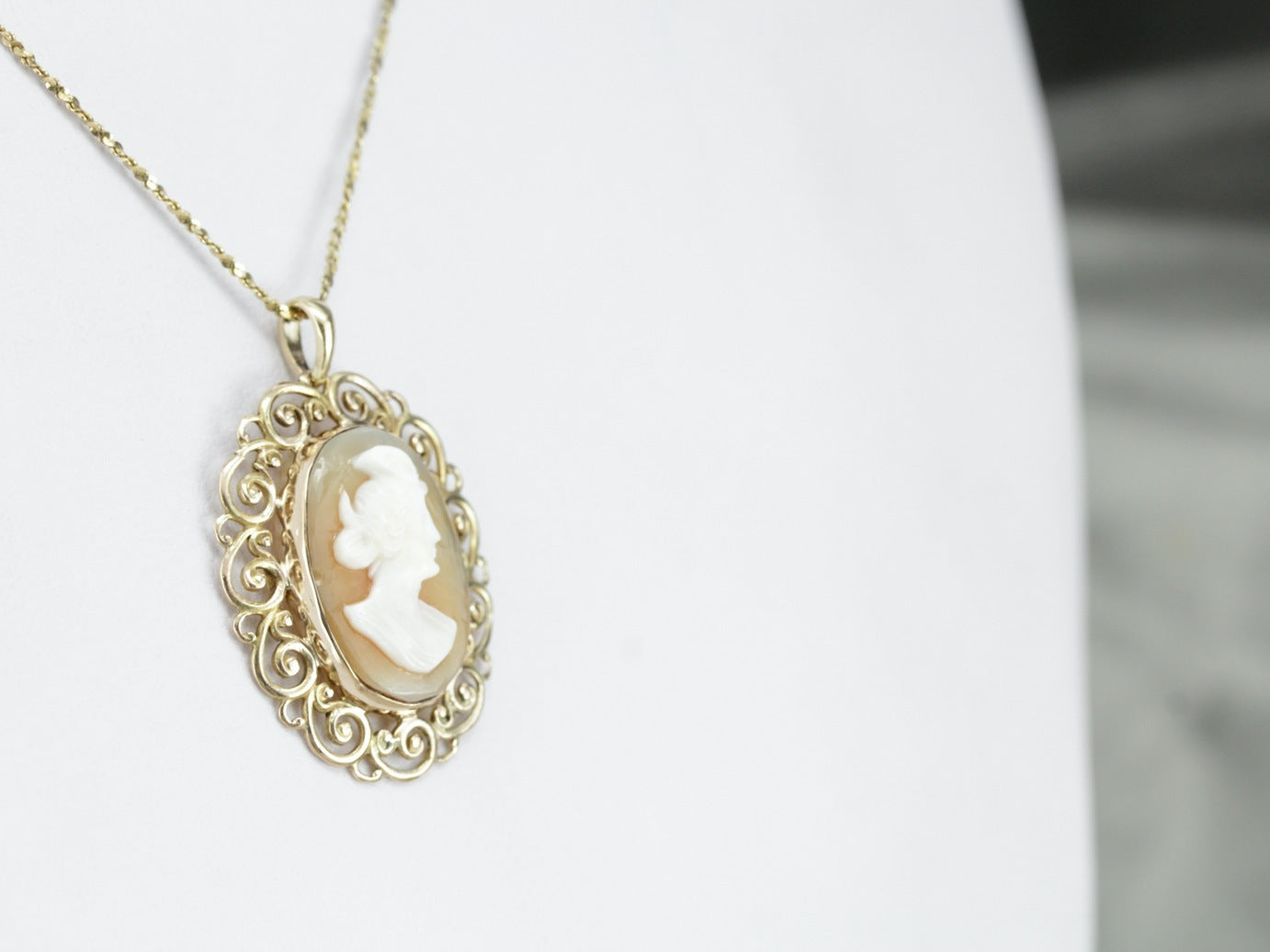 Vintage Scrolling Frame Cameo Pendant