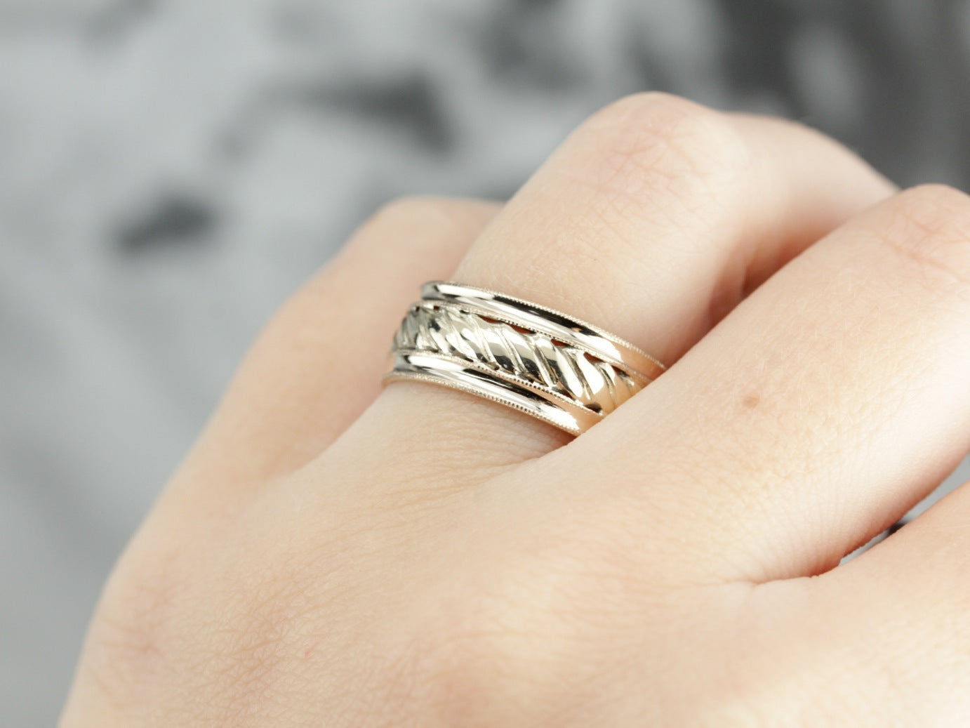 Vintage Patterned Band in Yellow Gold