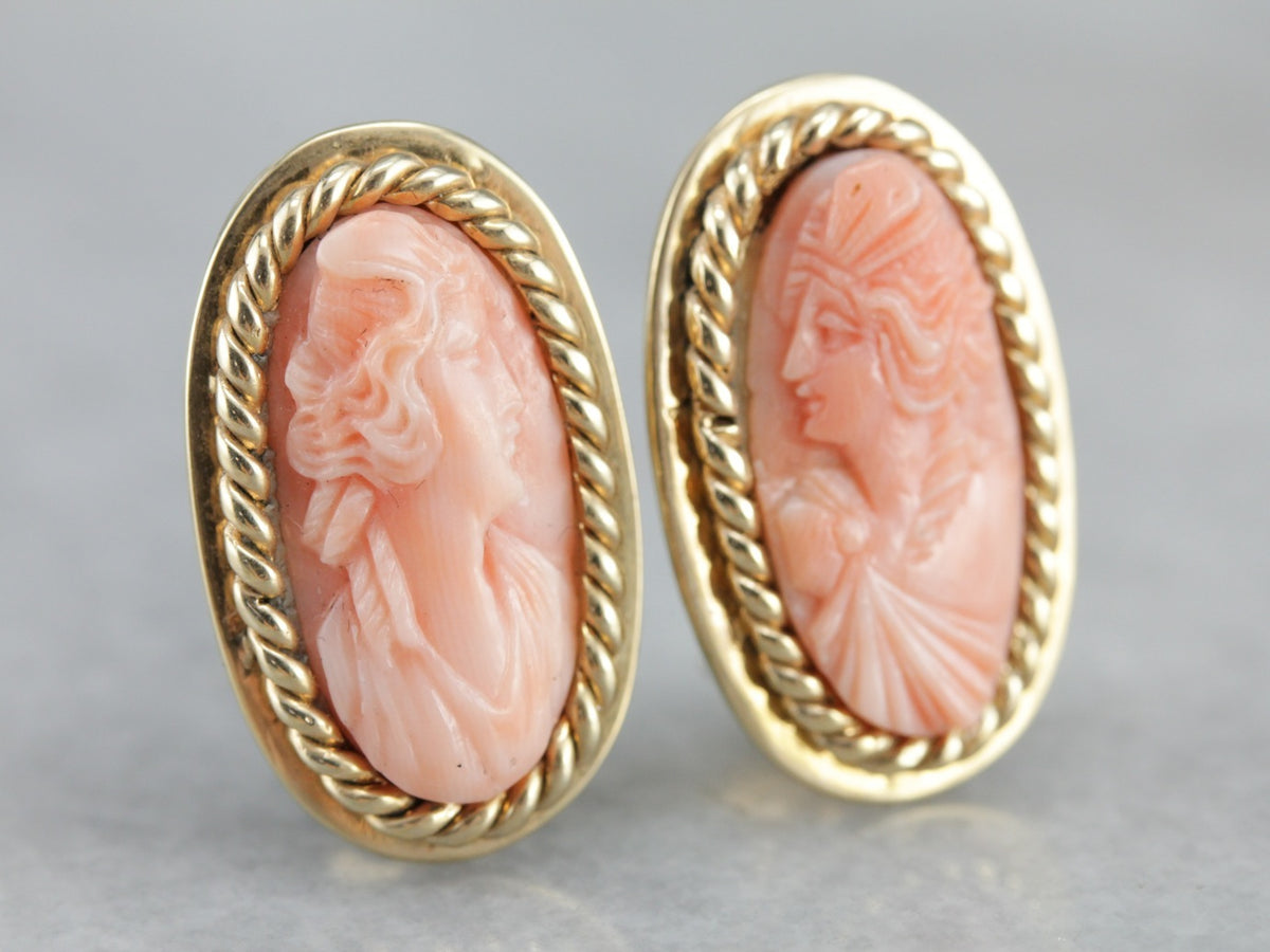 Preciosos pendientes de camafeo de coral tallado, pendientes clásicos de clip de oro amarillo