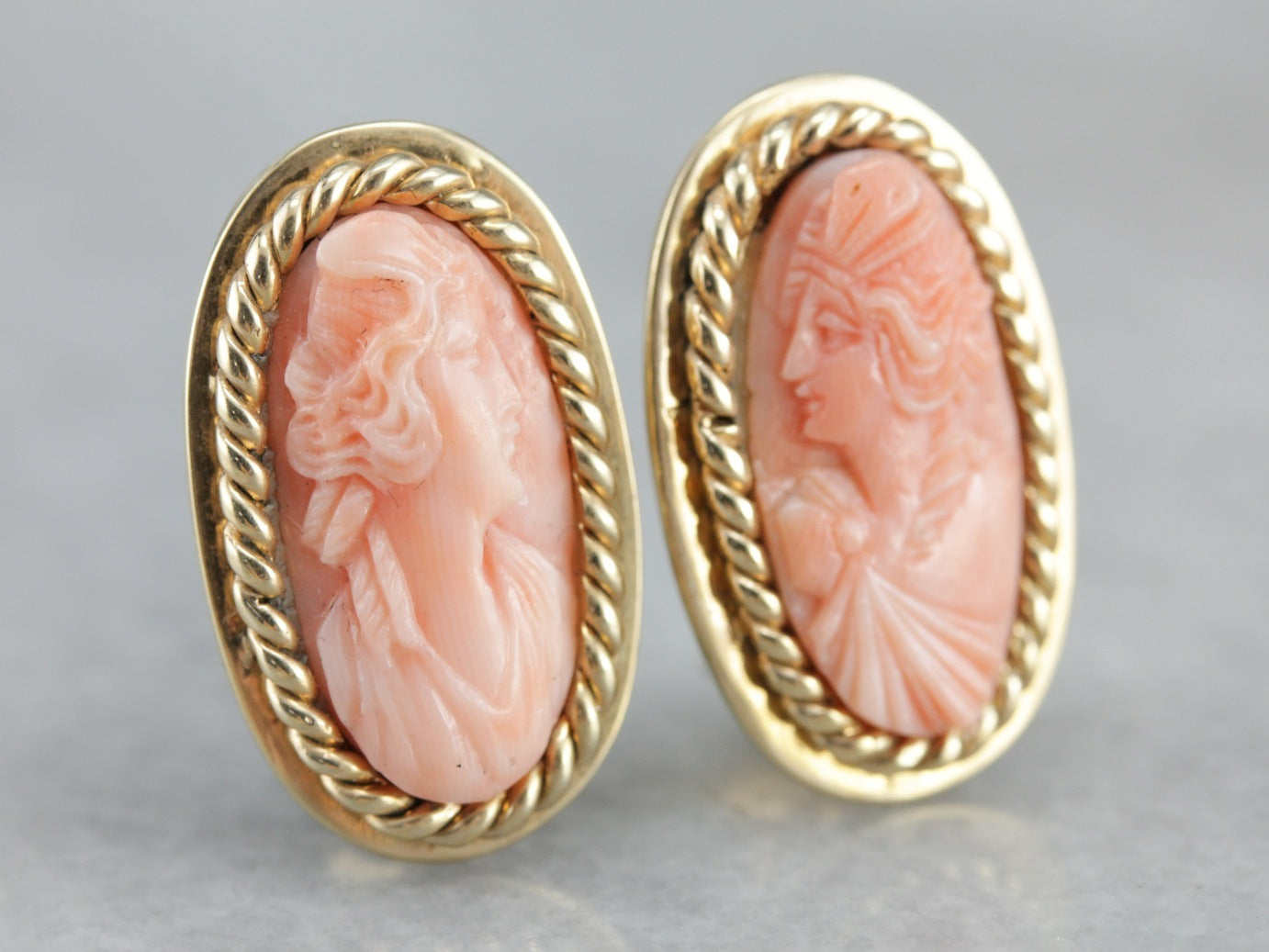 Preciosos pendientes de camafeo de coral tallado, pendientes clásicos de clip de oro amarillo