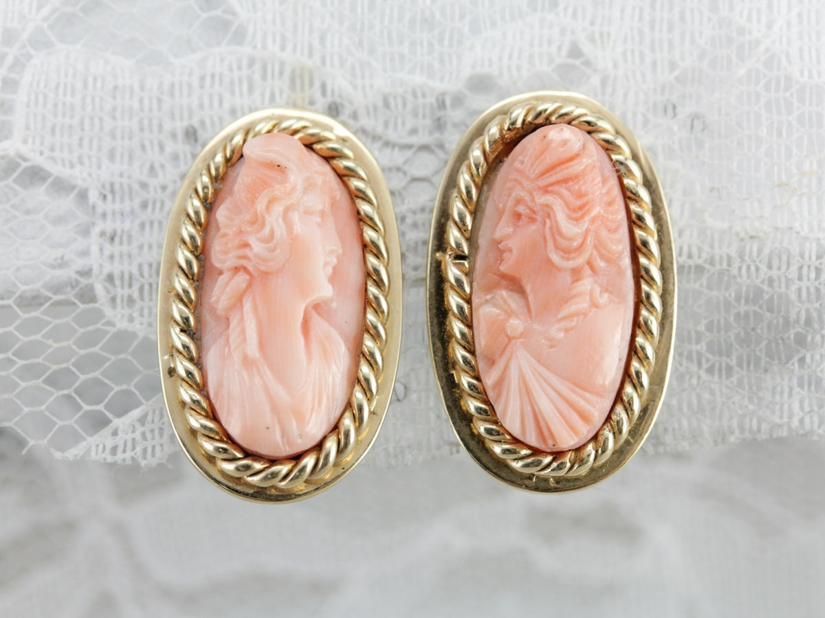Preciosos pendientes de camafeo de coral tallado, pendientes clásicos de clip de oro amarillo