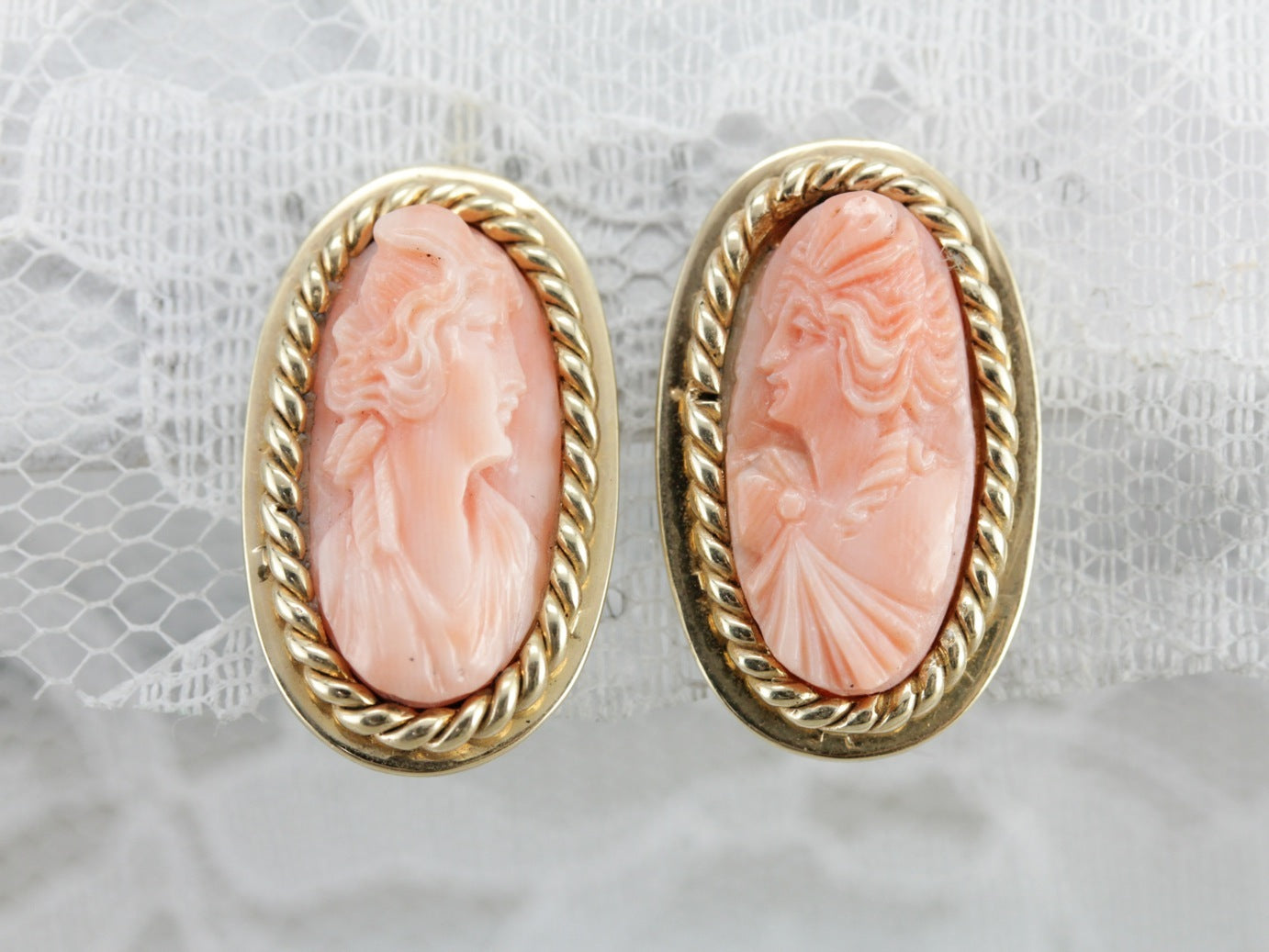Preciosos pendientes de camafeo de coral tallado, pendientes clásicos de clip de oro amarillo