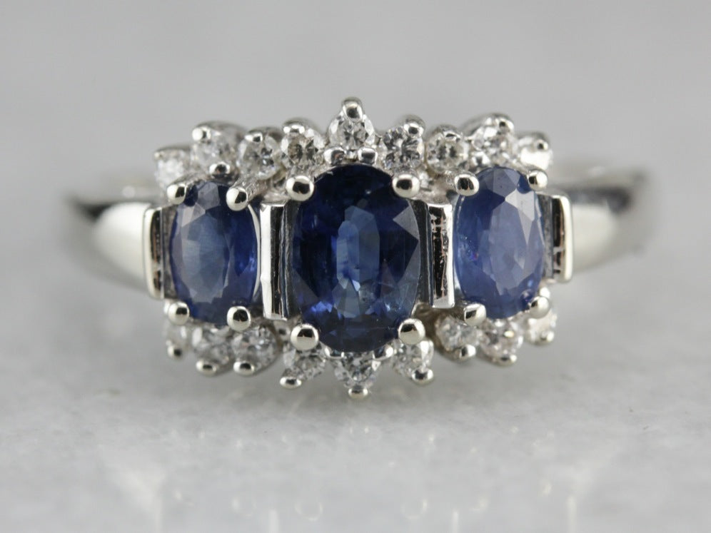 Anillo de oro blanco con zafiro y diamantes