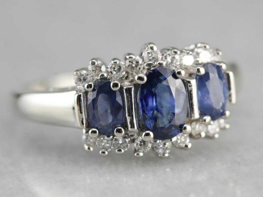 Anillo de oro blanco con zafiro y diamantes