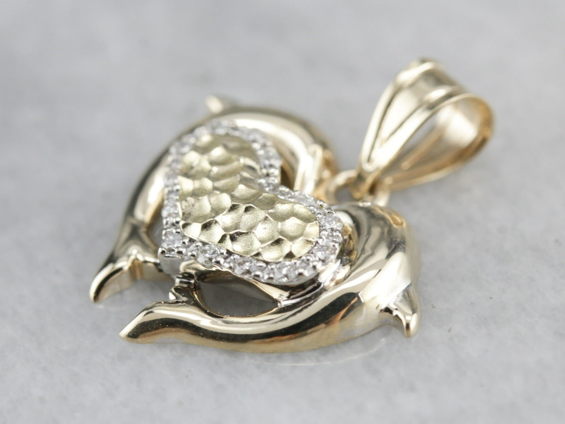 Colgante de oro con corazón de delfín y diamantes