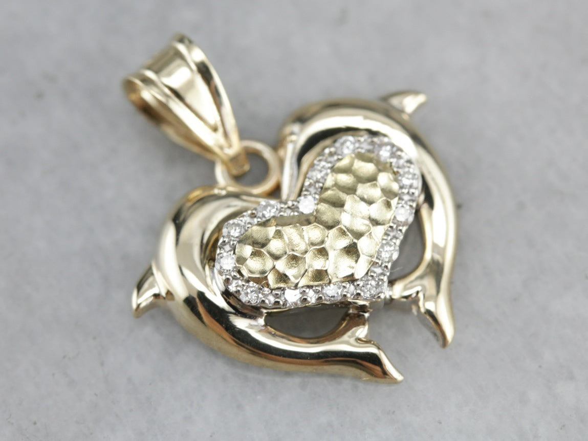 Colgante de oro con corazón de delfín y diamantes