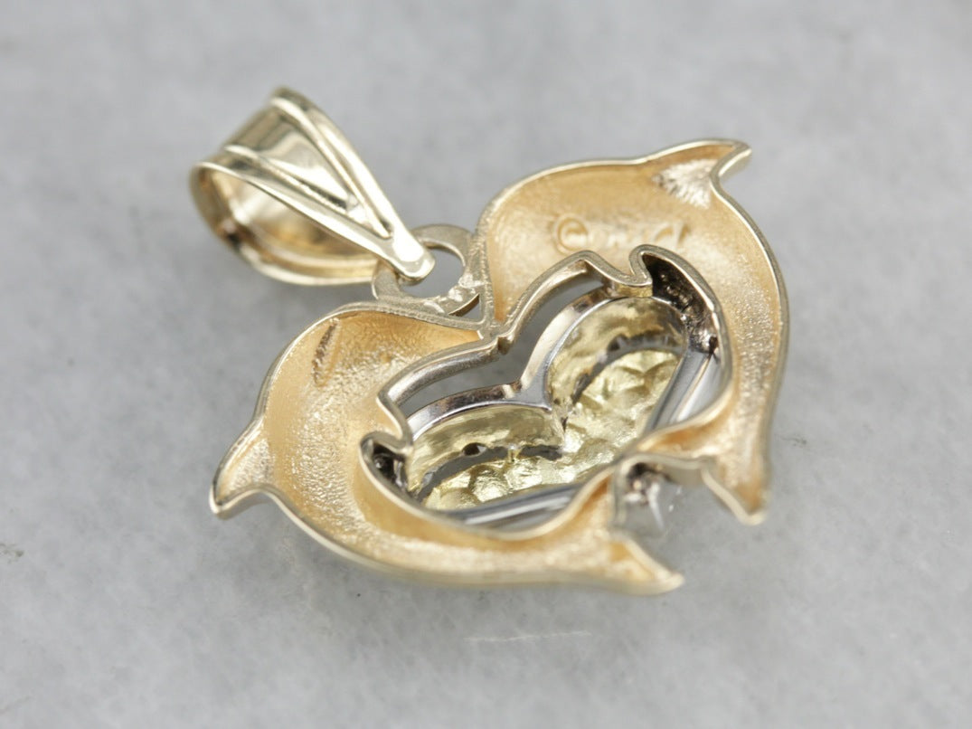 Colgante de oro con corazón de delfín y diamantes