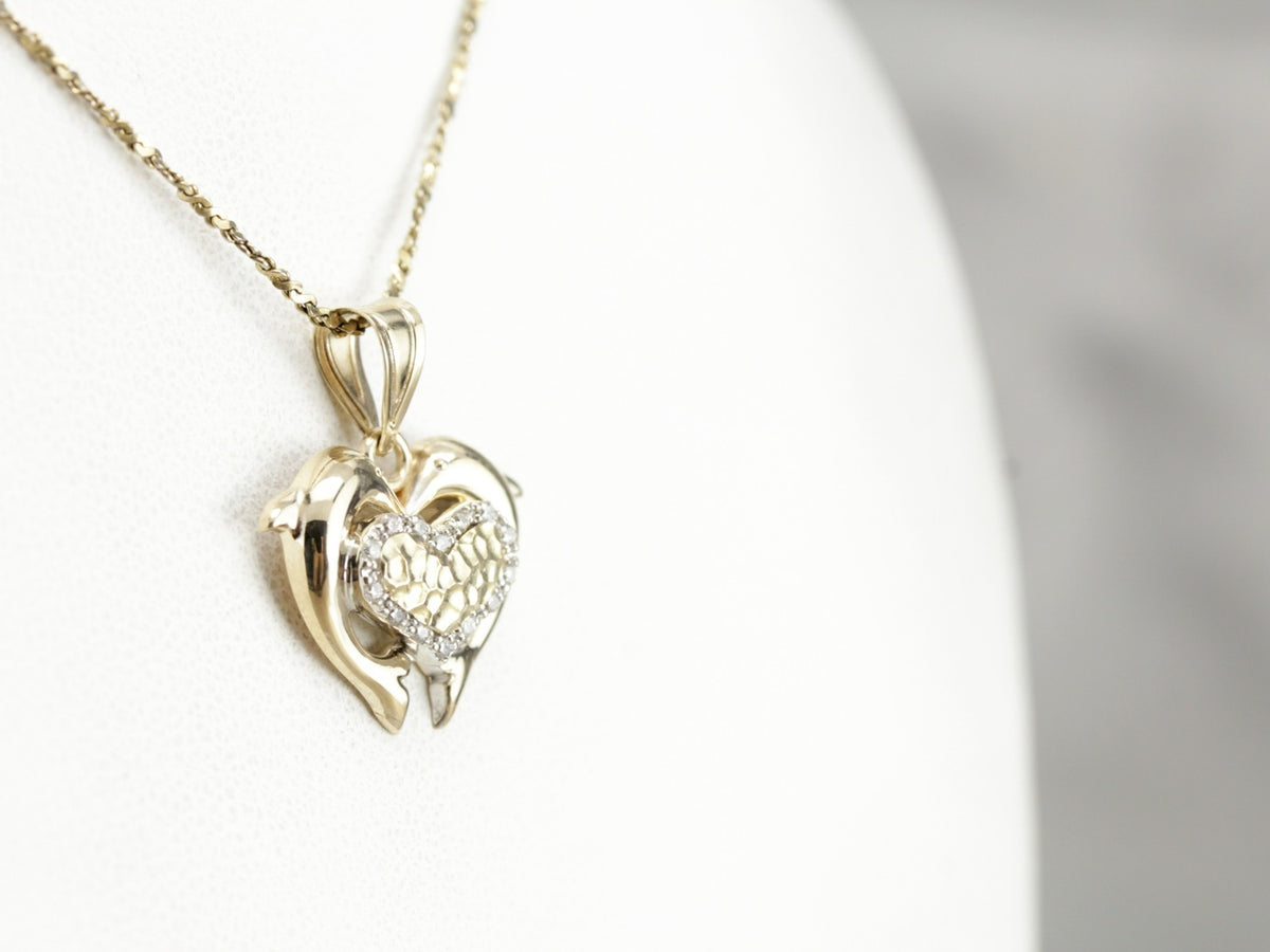 Colgante de oro con corazón de delfín y diamantes