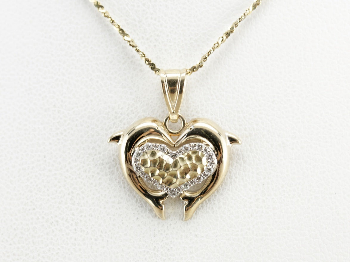 Colgante de oro con corazón de delfín y diamantes