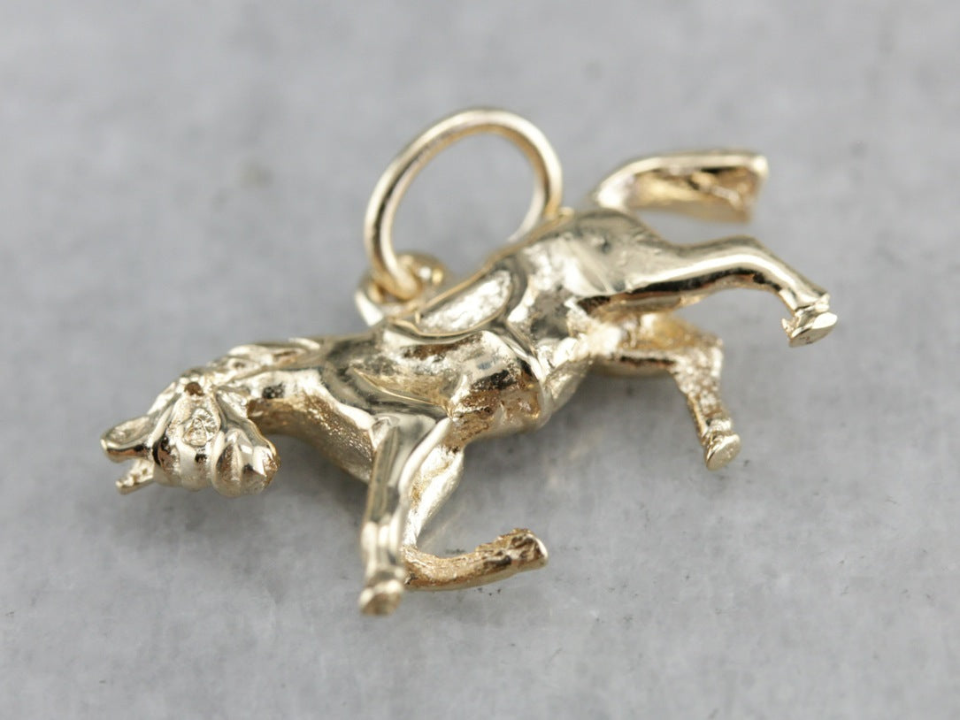 Charm dorado de caballo al galope vintage