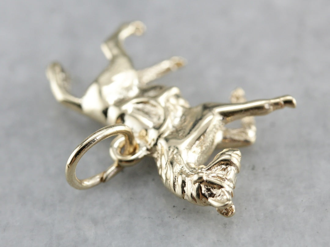 Charm dorado de caballo al galope vintage