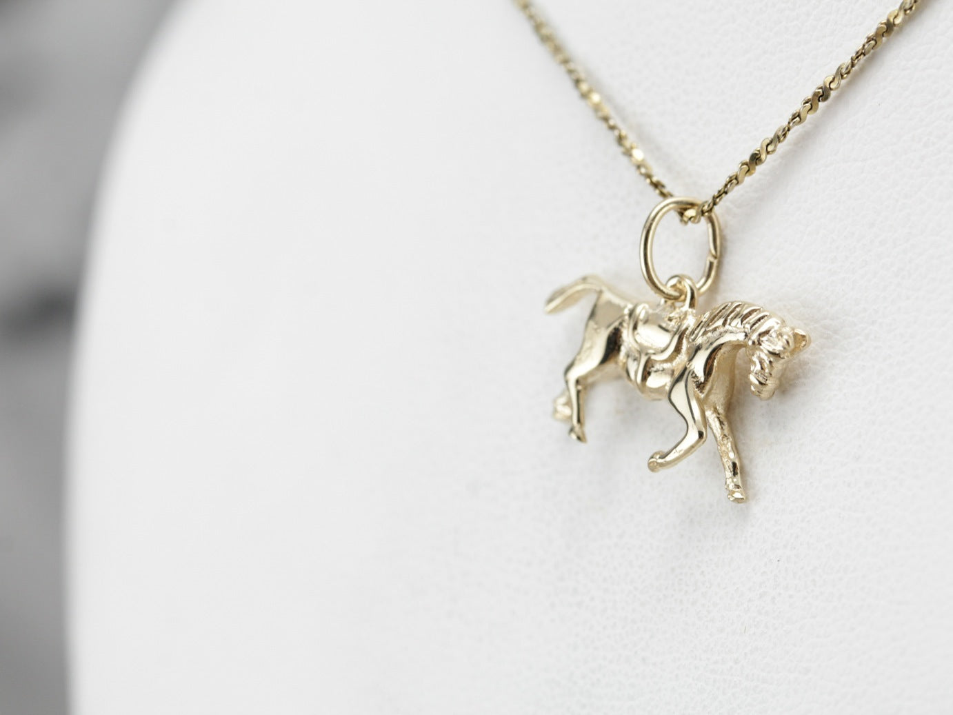 Charm dorado de caballo al galope vintage