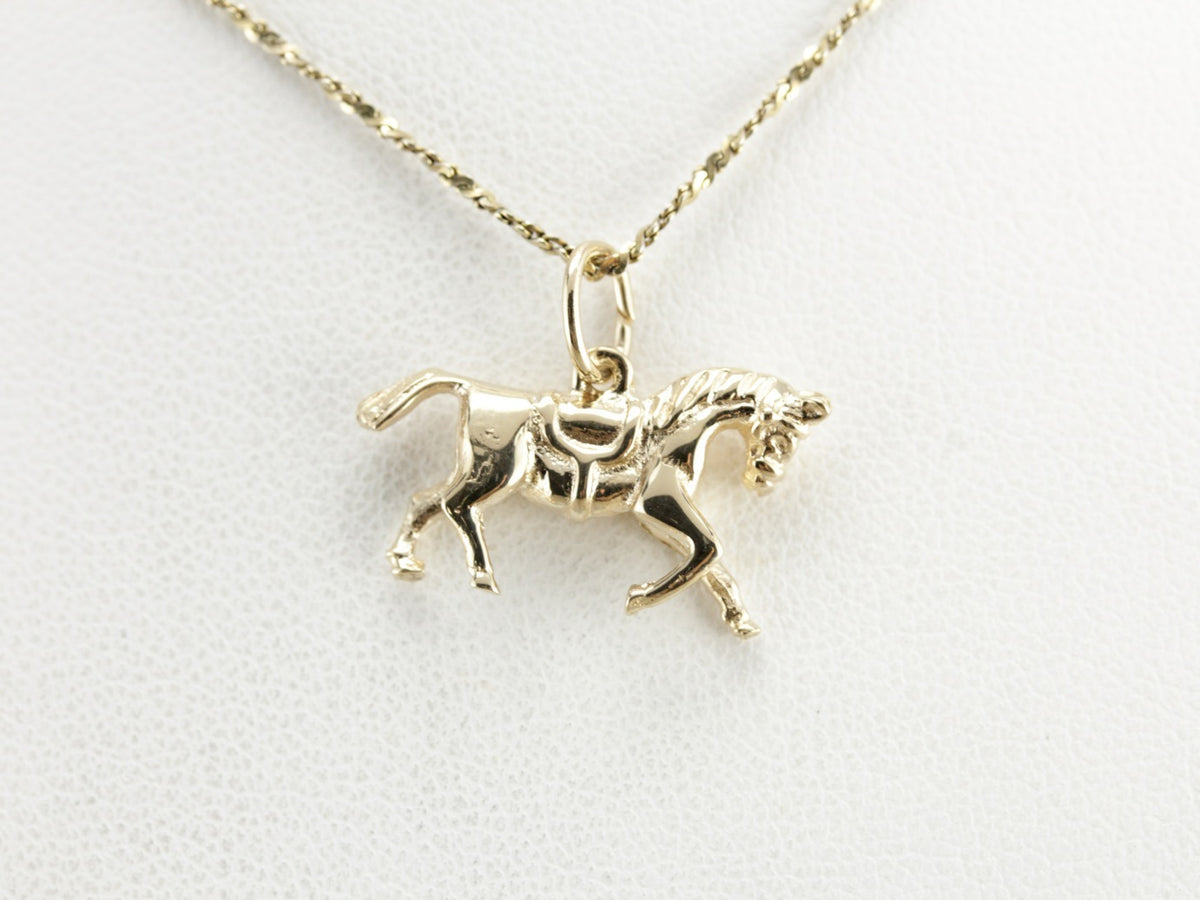 Charm dorado de caballo al galope vintage