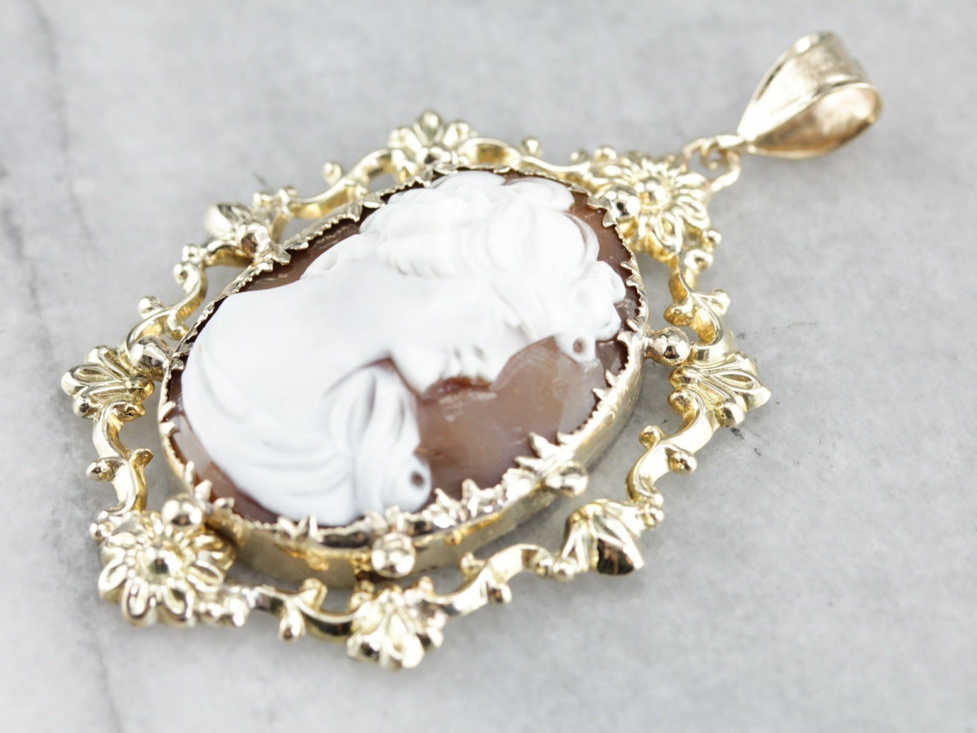 Vintage Cameo Pendant in Yellow Gold