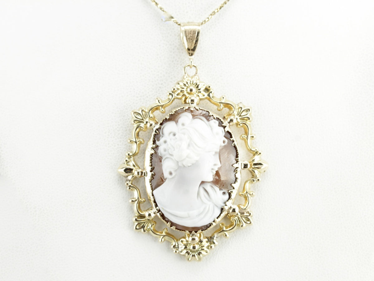 Vintage Cameo Pendant in Yellow Gold